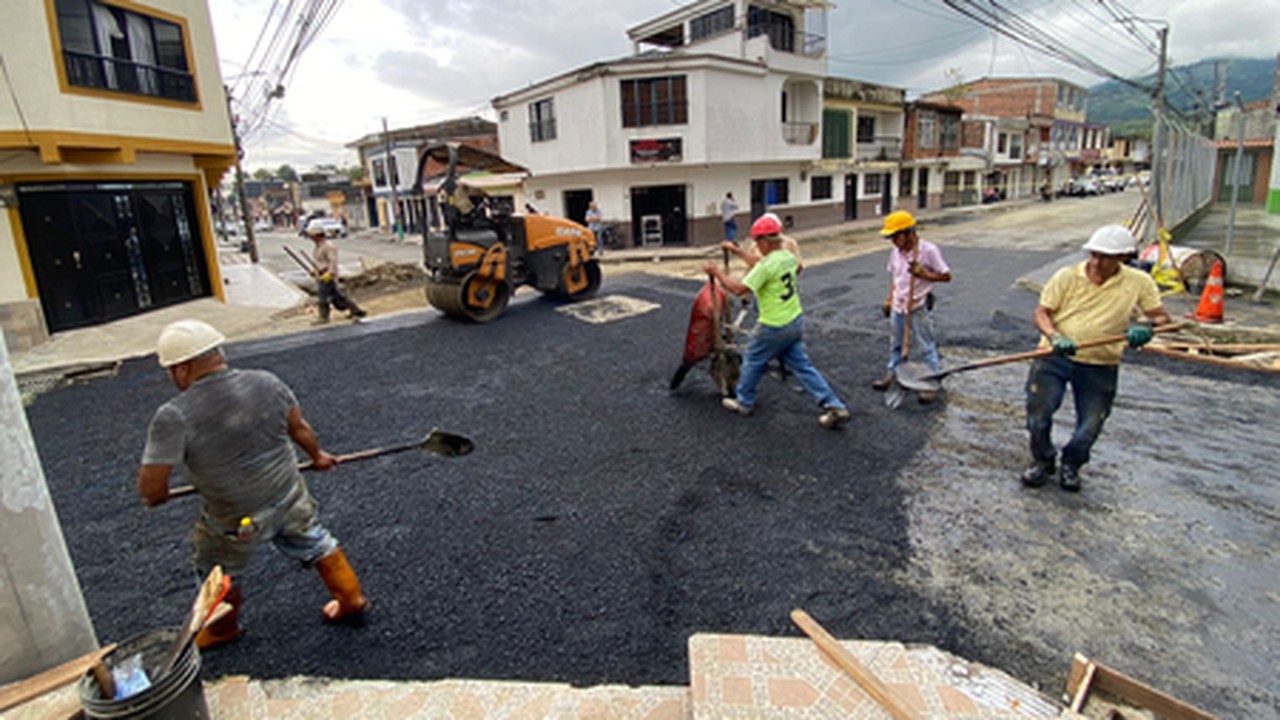 Funcionarios de la Secretaría de Obras Públicas e Infraestructura, realizando pavimentación de calles en los naranjos Dosquebradas