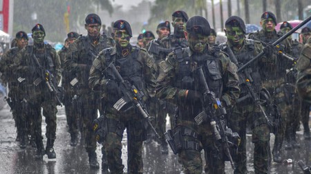 Miembros de las fuerzas militares participando en el desfile militar