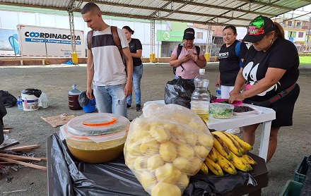 Funcionarios de la Secretaría de Desarrollo Social, entregando alimentos a habitantes de calle