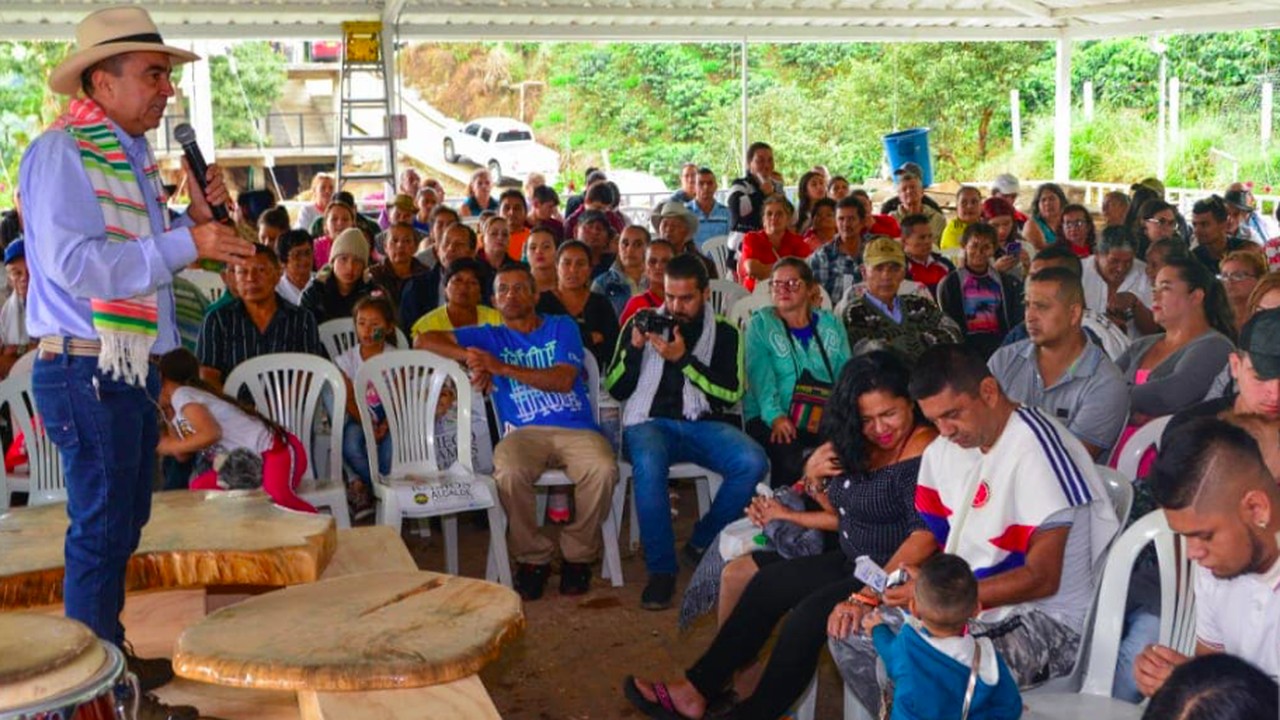 Alcalde Diego Ramos en reunión con campesinos de Dosquebradas donde realizo entrega de ayudas para proyectos productivos