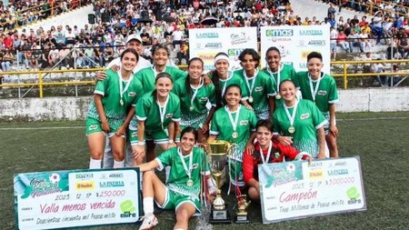 Selección femenina de futbol de Dosquebradas que se coronó campeona de la copa la patria