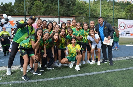 Jugadoras y técnico del equipo que se corono campeón de futbol femenino en Dosquebradas