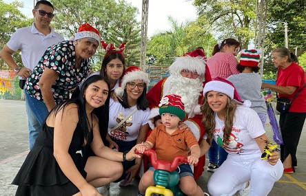 Gestora social Margarita Posada y funcionarios de la Secretaría de Asuntos Administrativos, entregando regalos a niños de las comunas de Dosquebradas