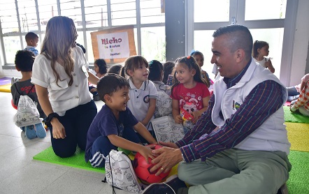 Alcalde Diego Ramos y la Gestora Social Margarita Posada, en compañía de niños de Dosquebradas