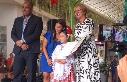 Entrega del reconocimiento mujer progreso en la categoría infantil a la niña Emily Narváez Cifuentes como ganadora en la categoría infantil