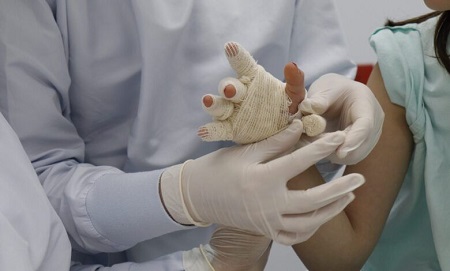 Persona dosquebradense lesionada con pólvora siendo atendido por una enfermera de la Secretaría de Salud de Dosquebradas