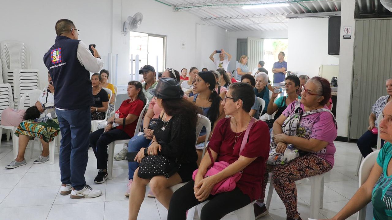 Funcionarios-de-la-Secretaría-de-salud-con-comunidad-Dosquebradense