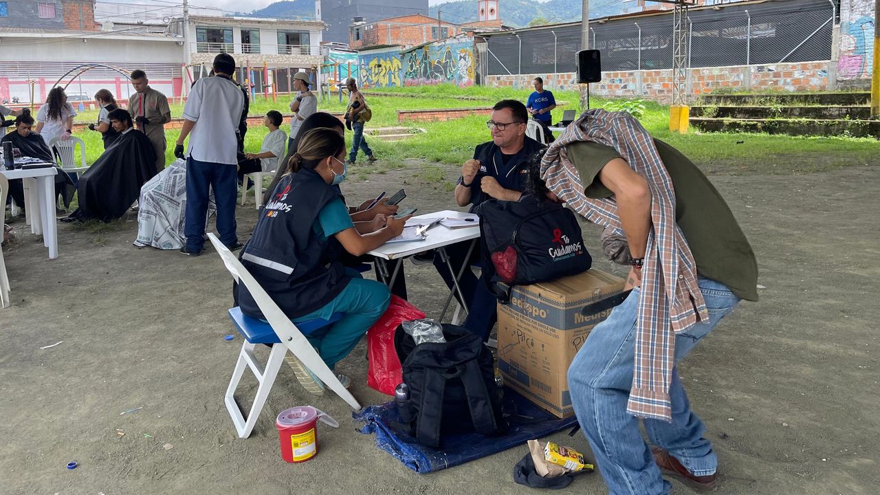 Funcionarios-de-la-Secretaría-de-Desarrollo-Social-y-Político-atendiendo-habitantes-de-calle