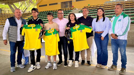 Alcalde Roberto Jiménez apoya debut de futbolistas dosquebradenses en Antioquia