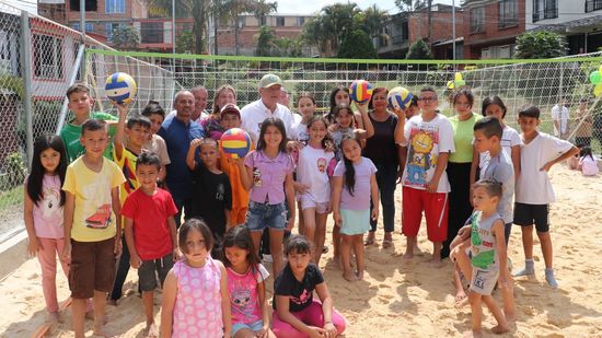 Con una inversión superior a los $125 millones, el alcalde Roberto Jiménez entregó la primera cancha de arena en Dosquebradas