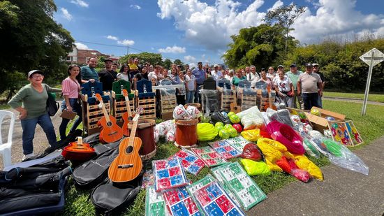 El alcalde Roberto Jiménez entregó dotación lúdico-deportiva a 6 comunas de Dosquebradas