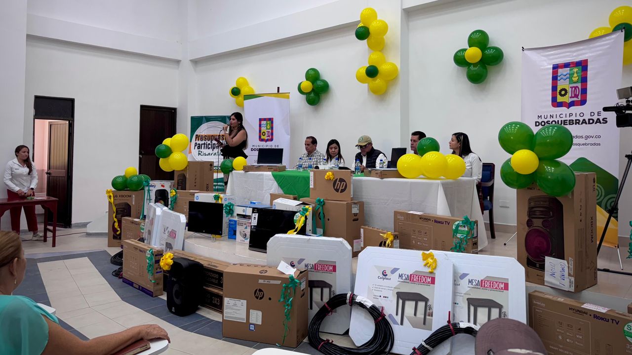 Alcaldía de Dosquebradas entrega dotación tecnológica y mobiliaria por $500 millones a través del Presupuesto Participativo